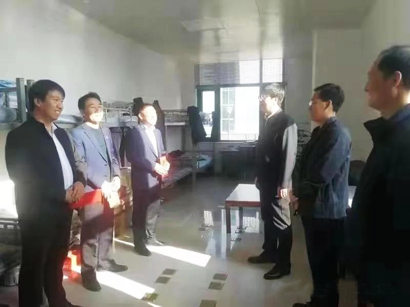工業(yè)園區(qū)管委會(huì)、泓源公司慰問(wèn)園區(qū)機(jī)關(guān)保安門衛(wèi)等一線人員(圖2)