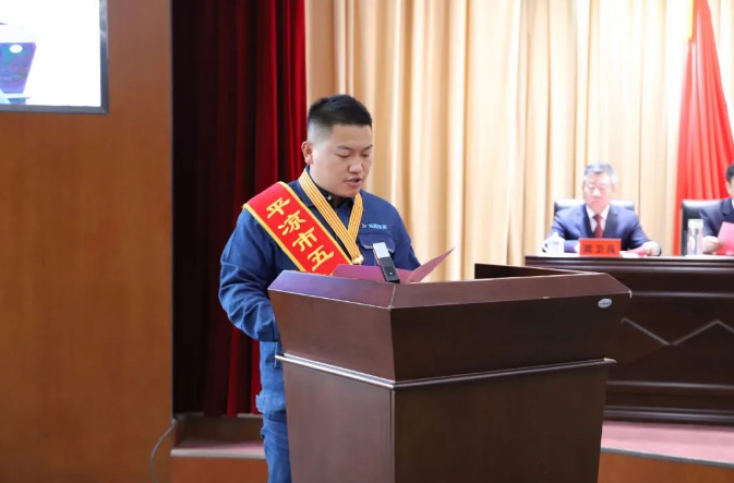 喜報！市產(chǎn)投集團(tuán)員工楊李榮獲2022年平?jīng)鍪形逡粍趧营務(wù)?圖2)